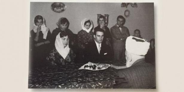 <p>Çiğdem-Rahmi Koç çiftinin Şişli'deki Çankaya Apartmanı'nda imam nikahı kıyılıyor. Ayaktakiler: (Soldan sağa) Güldem Meserretçioğlu, Suna Koç, Sevgi Koç, Gülgen Kütükçü ve Özmen Aktar. İstanbul, 1959</p>
<p> </p>