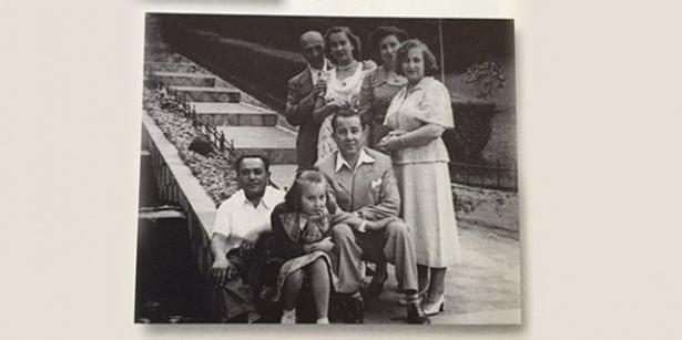 <p>Yalova termallerinde, 1950-51 yılları. Oturanlar: (Soldan sağa) İşadamı Kazım R Güven, Suna Koç ve Fuat Bayramoğlu. Ayaktakiler (Soldan sağa) Vehbi Koç, Nesteren Bayramoğlu, Nihal Güven ve Sadberk Koç</p>
<p> </p>
