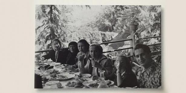 <p>Koç ailesi ve akrabaları Hünkar Suyu'nda yapılan piknikte. (Soldan sağa) Bahire Aktan (Sadberk Koç'un halasının gelini), Şerife Aktar, Hüsniye Aktar, Sadberk Koç, Suna Koç ve Rahmi Koç. İstanbul, 1951 / Sadberk Hanım ve Rahmi Koç Ankara garında trenle İstanbul'a geliyorlar. 1950'li yıllar.</p>
<p> </p>
