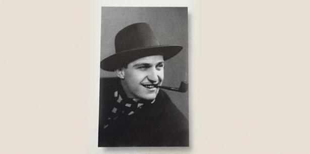 <p>Rahmi Koç, okuldayken laboratuvar hocasına özenerek içmeye başladığı piposuyla. 1950'li yıllar.</p>
<p> </p>