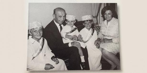 <p>Sadberk Hanım ve Vehbi Bey torunlarının sünnet düğününde. (Soldan sağa) Mustafa Koç, Vehbi Koç, Ali Koç, Ömer Koç ve Sadberk Koç.</p>
<p> </p>