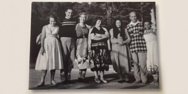 <p>1955 yazı. Caddebostan'daki Tevhide Hanım Köşkü'nde mutlu bir Pazar günü. (Soldan sağa) Suna Koç, Rahmi Koç, Semahat Koç, Sadberk Koç, Fatma Koç, Vehbi Koç ve Sevgi Koç.</p>
<p> </p>