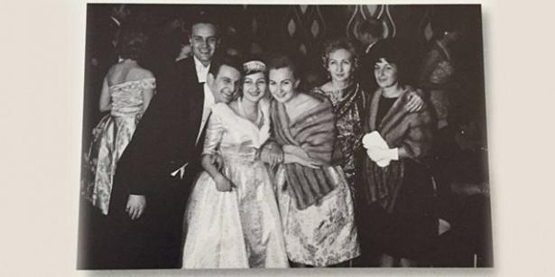 <p>1962 yılının 4 Ocak günü Sevgi Koç hayatını Doğan Gönül ile birleştiriyor. Hilton Oteli'nde yapılan düğünde (soldan sağa) Rahmi Koç, Doğan Gönül, Sevgi Gönül, Suna Koç, Semahat Arsel ve Filiz Ofluoğlu.</p>
<p> </p>