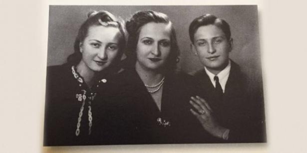 <p>Sadberk Hanım kolej öğrencisi olan kızı Semahat ve Rahmi ile birlikte. 1945.</p>
<p> </p>