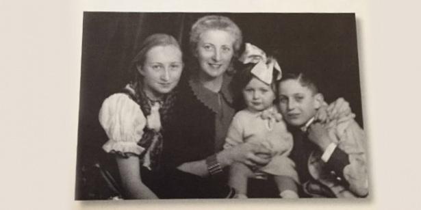 <p>Macar elbisesiyle Semahat Koç, dadı Frau Schwartz, bebek kızkardeşleri Sevgi Koç ve Tirol kıyafetiyle Rahmi Koç. Ankara, 1939.</p>
<p> </p>