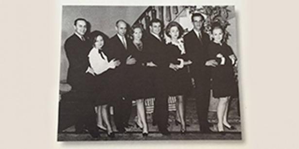 <p>Koç ailesinin çocukları eşleriyle birlikte. (Soldan sağa) Doğan Gönül- Sevgi Gönül, Nusret Arsel-Semahat Arsel, Rahmi koç-Çiğdem Koç, İnan Kıraç-Suna kıraç. Yıl 1968</p>
<p> </p>