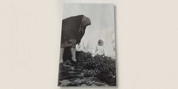 <p>Bebek Sevgi, annesi Sadberk Hanım ile.</p>

<p> </p>
