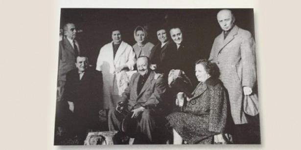 <p>Vehbi Koç'un Ankaralı arkadaş grubu ve eşleriyle birlikte. Oturanlar: (soldan sağa) Bektaş Ercan, Halil Naci Mıhçıoğlu ve Sadberk Koç. Ayaktakiler: (soldan sağa) Mahmut İrengün, Nazife Ercan, Saime İrengün, Bedriye Mıhçıoğlu ve Vehbi Koç</p>
<p> </p>