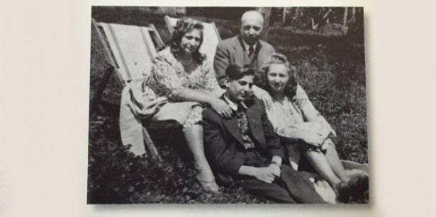 <p>Aylardan mayıs, günlerden Pazar; Koç ailesi hep bir arada bu güzel tatil gününün keyfini çıkarıyor. Sadberk Koç, Vehbi Koç, Rahmi Koç ve Semahat Koç. 6 Mayıs 1945, Büyükada.</p>
<p> </p>