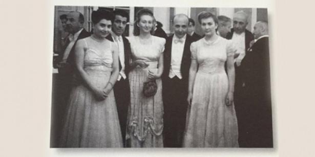 <p>32 - Semahat Koç'un arkasına "Hayatımda gittiğim ilk balo" notunu düştüğü bu fotoğraf 29 Ekim 1947 tarihini taşıyor. Turan Gedikoğlu ve Abdullah Gedikoğlu (Şehime Gedikoğlu'nun üvey oğlu ve gelini) Semahat koç, Vehbi Koç ve yeğeni Nesteren Kütükçü Ankara Palas'ta cumhuriyetin 24. Yıldönümü münasebetiyle düzenlenen Cumhuriyet Balosu'nda.</p>
<p> </p>