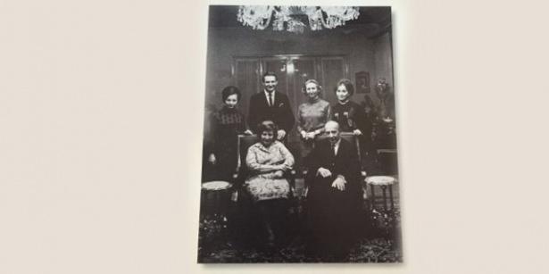 <p>35 - Sadberk hanım 1973 yılının kasım ayında hayata gözlerini kapatmadan önce çekilmiş son aile fotoğraflarından biri.</p>
<p> </p>