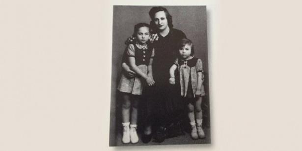 <p>Sadberk Hanım iki küçük kızıyla birlikte. 1945.</p>

<p> </p>
