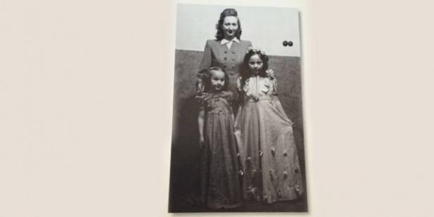 <p>Semahat Koç bir çocuk bayramı balosunda kızkardeşleri Sevgi (sağda) ve Suna ile birlikte. Ankara, 1946</p>
<p> </p>