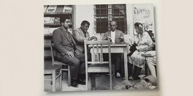 <p>Beraber yaptıkları gezilerden birinde Sadberk Hanım ve Vehbi Bey köylülerle çay içiyorlar. Yıl 1968.</p>
<p> </p>
