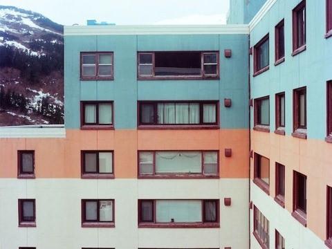 <p>Aşırı soğuk havası nedeniyle yaşamın bir hayli zor olduğu Alaska'da bulunan Whittier kentinde insanlar normal şehir yaşantısından farklı bir hayat s&uuml;r&uuml;yor.</p>

<p>&nbsp;</p>
