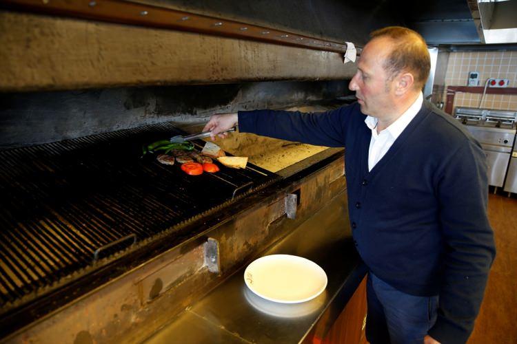 <p>Müşterileri için 192 metre uzunluğunda restoran yaptıran Trabzonlu işletmeci, Guinness Rekorlar Kitabı'na başvuru yaptı.</p>
