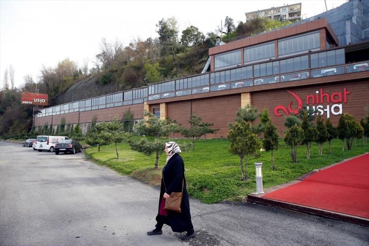 <p>Kentte yemeklerinin lezzetiyle tanınan ve "Nihat Usta" olarak anılan Nihat Aydın, henüz küçük yaşlarda bir kasabın yanında çıraklık yaparak meşhur Akçaabat köftesinin nasıl yapılacağını öğrendi.</p>
