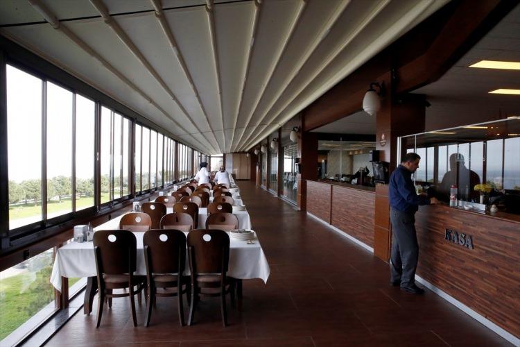 <p>Daha sonra kardeşleriyle köfte salonu açan ve son olarak 1990 yılında ilçe girişinde bir restoranı hizmete sokan Aydın, müşterilerin sürekli deniz manzaralı masa istemesi üzerine farklı arayışlara girdi. </p>