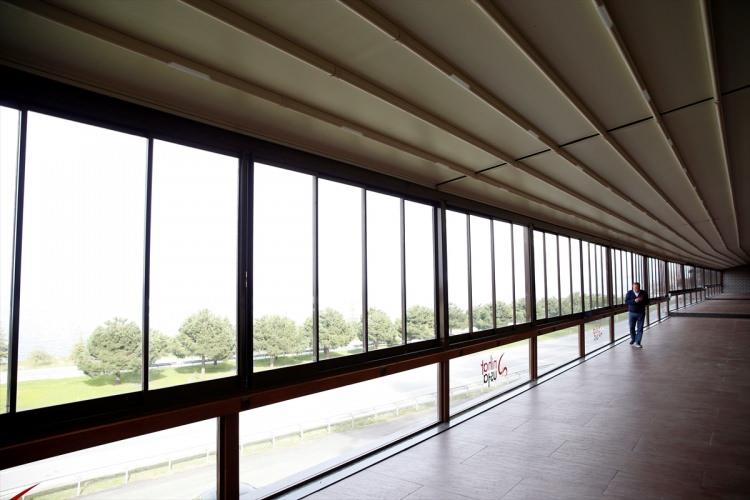 <p>Aydın, bu soruna yaptırdığı 192 metre uzunluğundaki restoran ile çözüm buldu.</p>