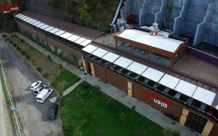 <p>Bir tane tur geldiği zaman insanlar resmen rehberle münakaşa ediyorlar. Herkes ön masalarda oturmak istiyor. 300 kişinin olduğu bir anda en fazla 65 kişi deniz manzarasında yemek yiyebiliyor. Haklı olarak onlar da ön masalarda oturamadıklarını bize şikayetlerini bildirdiler.</p>