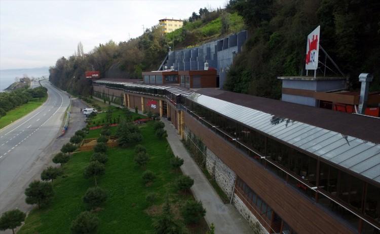 <p><strong>192 metrelik köfte salonu</strong></p>
<p>"Bir daha lokantam olursa bütün masalar manzaralı olacak demiştim" şeklindeki sözlerini anımsatan Aydın, "Yeni açtığımız bu salonun uzunluğu yaklaşık 192 metre. Herkesin deniz kenarını görebildiği, hiçbir müşterimizin rehberle tartışmadığı bir sezon geçiriyoruz çünkü burasının mimarisi ona göre yapıldı." dedi.</p>