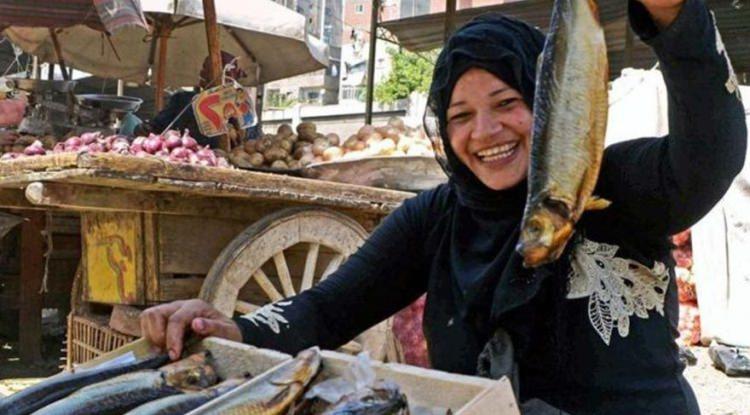 <p>Ancak Kahirelilerin çoğu özel günlerde, diğer tatillerde, Cuma namazından sonra da<strong> fesik ve daha az kokulu ringa balığı </strong>içeren yemekleri yemeye devam eder. Bu yüzden mayalanma işlemi hiç bitmez.</p>