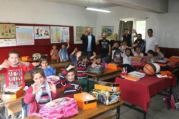 <p>Mutluluktan mı ?, Allah bize yardım edenlerden razı olsun. Sosyal Sorumluluk Projesi altında Köksal Baba'ya doğum günü yapmıştık. Bazı nedenlerden dolayı geç de olsa bunu yerine getirdiğimiz için mutluyuz. Bize destek olan emeği geçen herkese teşekkür ediyorum. Trabzon'un en ücra köşelerinde kalmış okullar ulaşmak bizim için çok önemliydi. Farklı bir şey yapmak istedik.</p>
