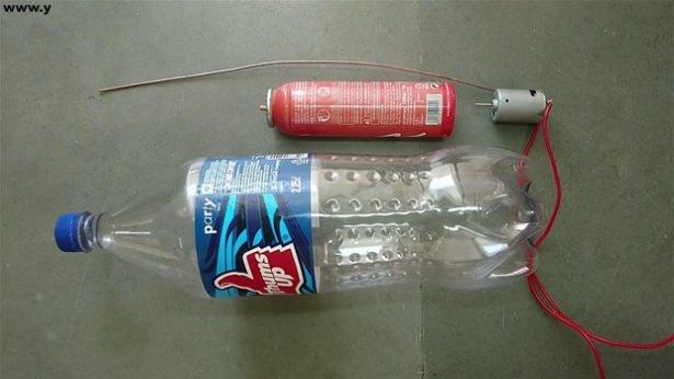 <p>Boş kola şişesinden nasıl elektrikli süpürge yapılır Youtube fenomeni herkese gösterdi.</p>
<p> </p>
