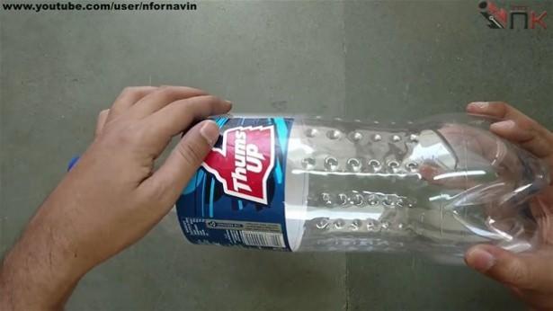 <p>Öncelikle boş şişeyi kesmekle işe başladı.</p>
<p> </p>