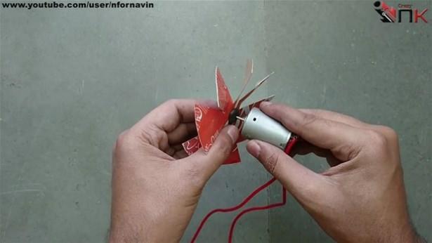 <p>Kesik kutuya mini bir elektrikli motor ekledi.</p>
