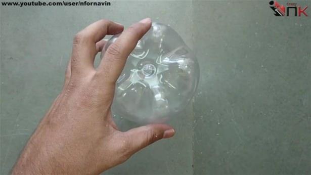 <p>Kola şişesinin hava alması için delikler açtı.</p>
