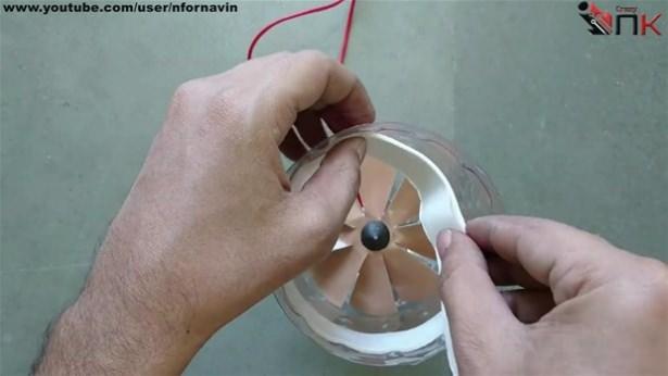<p>Şişenin ucunu birleştirdiği noktada şişenin hava almaması için bantlarla kapladı.</p>
<p> </p>