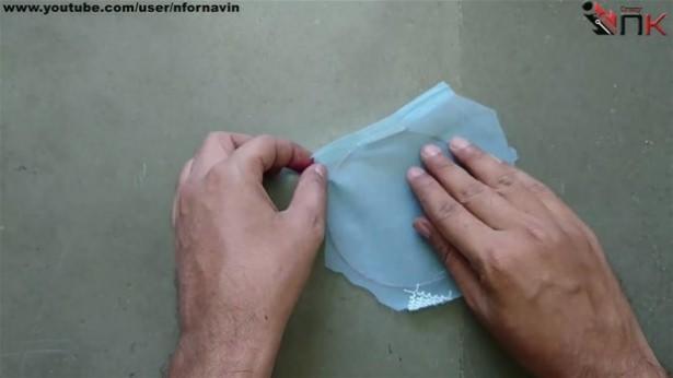 <p>Şişenin ucuna koymak için ince tül perdeyi şişenin ağzına göre kesti ve monte etti.</p>