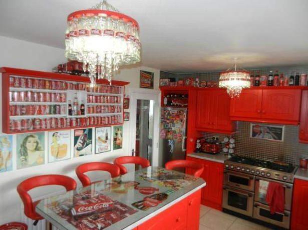 <p><span style="color:#FFFFFF">Evinin dört bir yanını Coca Cola'nın eşantiyonlarıyla dolduran kadının evinden görüntüleri görünce sizde gözlerinize inanamayacaksınız...</span></p>