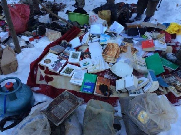 <p>Güvenlik güçlerinin detaylı çalışmalarının ardından, karla kaplı ağaçlık alanda iki farklı girişi bulunan sığınak tespit edildi.</p>