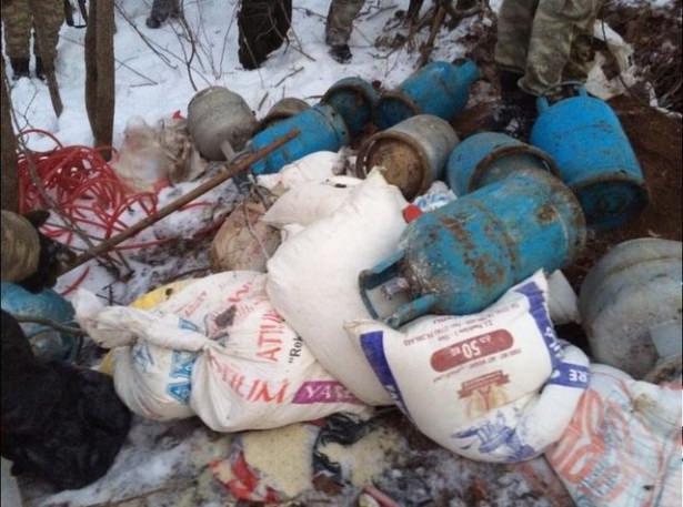 <p>PKK'lıların kış ayları için 50 çuval şeker, 58 çuval un, 10 çuval bulgur, 300 kilogram patates, 50 kilogram fasulye ve 50 kilogram mercimeği sığınakta depolandığı görüldü.</p>