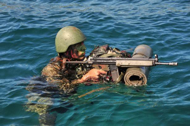 <p>&nbsp;Toplam 28 hafta s&uuml;ren kursa g&ouml;n&uuml;ll&uuml; olarak katılan subay ve astsubaylar, birbirinden zorlu 4 aşamayı ge&ccedil;tikleri takdirde komando olmaya hak kazanıyor. Korkusuzca helikopterden atlayıp, el, ayak ve g&ouml;zleri bağlı halde denize atılan, t&uuml;m kısıtlamalar rağmen hayatta kalmayı başaran g&ouml;z&uuml; kara komando adaylarının yanı sıra bu ve benzeri kurslara, 16 &uuml;lkeden de subay ve astsubaylar katılıyor<br />
<br />
<a href="http://video.haber7.com/video-galeri/40559-komandolar-iste-boyle-egitiliyor" target="_blank">VİDEO İ&Ccedil;İN TIKLAYIN!</a></p>

<p>&nbsp;</p>
