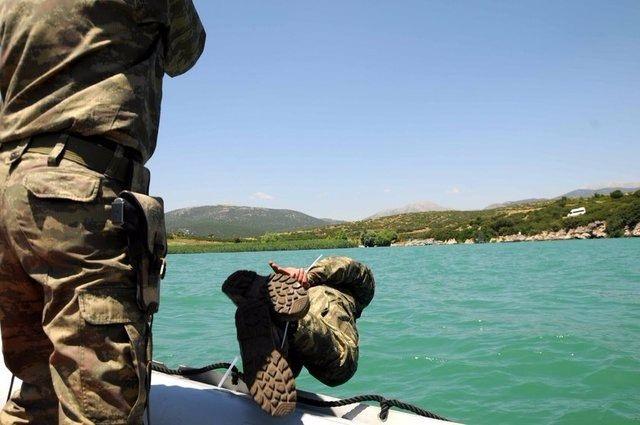 <p>Bu aşamaları geçen kursiyerler, Su Üstü Komando Harekatı'na katılmaya hak kazandı.</p>
<p> </p>