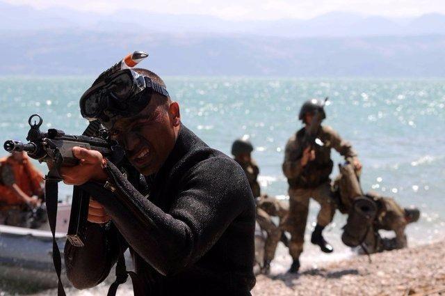 <p>İçinde kurbağa ve yılan bulunan su altı labirent engelini aşan, elleri, ayakları ve gözleri bağlı şekilde suya atılan komandolar, en yakın unsura öğrendikleri özel tekniklerle yüzerek ulaştı.</p>
<p> </p>