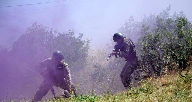 <p>Eğitimlerinin tamamlamasının ardından gerçekleştirilen tatbikat, komandoların, düşman muharebe merkezini yok etmek için belirlenen hedefe botlarla düzenlenen kıyı çıkarma harekatıyla başladı.</p>
<p> </p>
