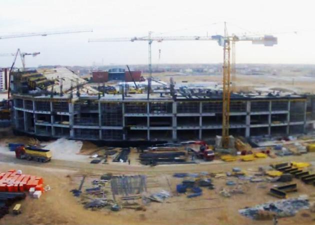 <p><strong>Yeni Konya Stadı</strong><br /> <br /> Konyaspor’un maçlarını oynayacağı Yeni Konya Stadyumu’nun inşaatı yüzde 40-50 oranında tamamlandı. Yüklenici firma olan GİNTAŞ’ın finansal problemler nedeniyle pojeden çekilmesinin ardından inşaatı bir süre duran stadyum Seyhan inşaat’ın projeyi üstlenmesinin ardından hızlı bir şekilde yükselmeye başladı.</p>