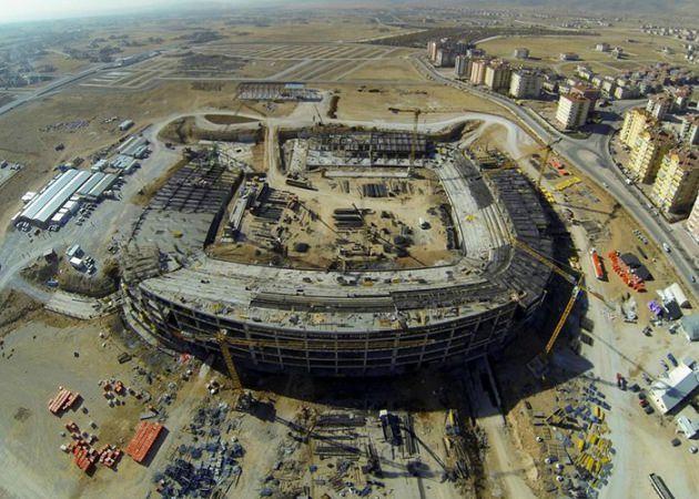 <p>42 bin seyirci kapasitesine sahip olacak stadyumda zeminden ısıtmalı tribün, localar, alışveriş merkezleri, restoranlar, amatör kulüplere tahsis edilecek antrenman alanları, ofisler, 84 turnike ve 22 asansör bulunacak.</p>