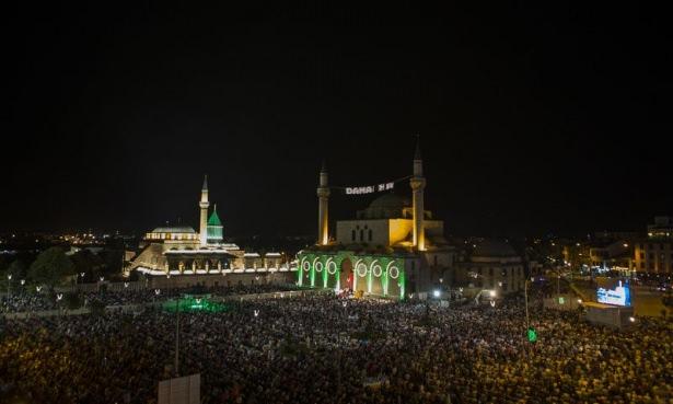 <p><strong>Mevlana Müzesi'nin yanında, Osmanlı Padişahı Sultan 2. Selim tarafından yaptırılan Selimiye Camisi'nde, Kubbe-i Hadra'nın (Yeşil Kubbe) gölgesinde toplanan çok sayıda vatandaş Kadir Gecesi'nde namaz kılıp, dua etti. </strong></p>