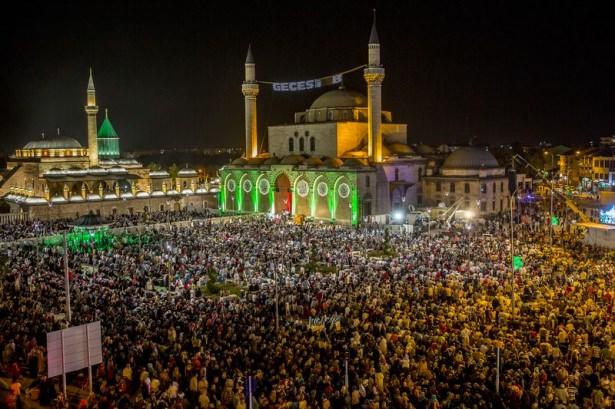 <p><strong>Binlerce kişinin doldurduğu Mevlana Meydanı'nda yer bulamayanlar Mevlana Caddesi üzerine saf tutarak namazlarını kıldı. </strong></p>
