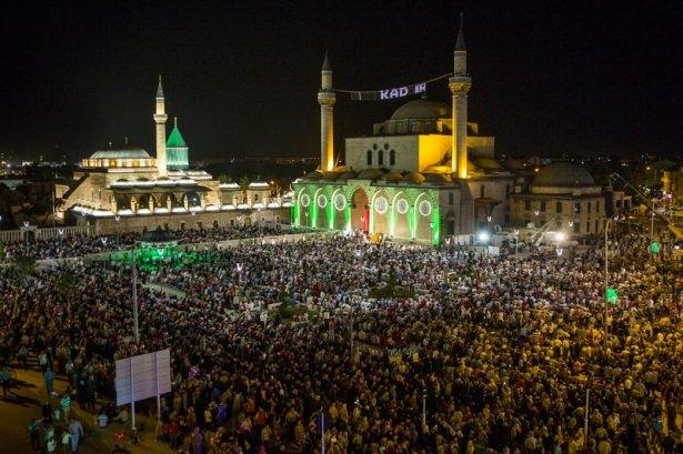 <p><strong>Teravih namazı Osmanlı'dan kalma bir gelenek olan enderun usulüyle kılındı.</strong></p>