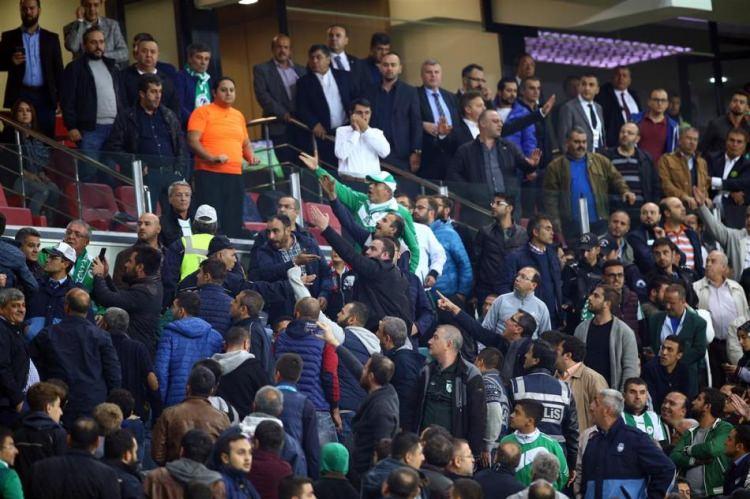 <p>Konyaspor-Fenerbahçe maçında tribün karıştı. Fenerbahçe Kulübü Başkanı Aziz Yıldırım ve Konyasporlu taraftarlar arasında gergin anlar yaşandı.</p>
