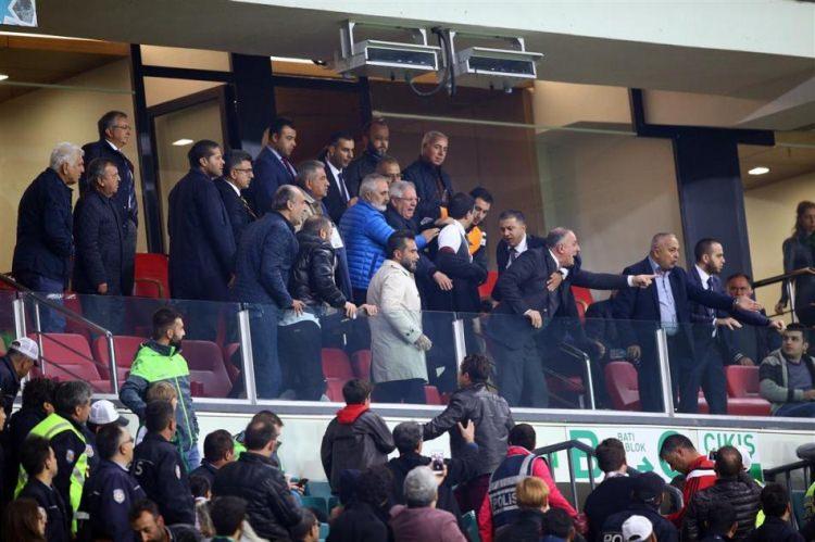 <p>Fenerbahçeli yedekler ve U21 Takımı oyuncuları karşılaşmayı tribünden izliyordu. Sarı lacivertlilerin Emenike ile bulduğu penaltı golü sonrası sporculara Konyasporlu bazı taraftarlar tepki gösterdi ve yabancı maddeler attı.</p>

