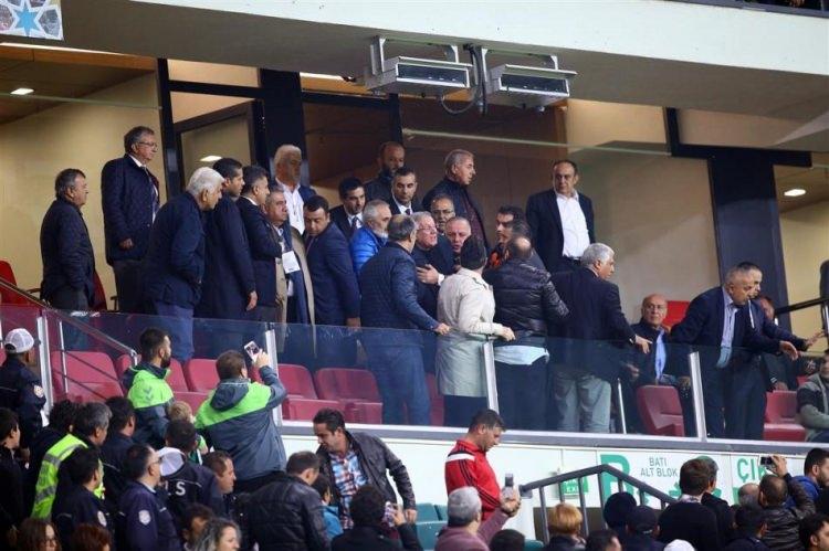 <p>Bunun üzerine yukarıda locada oturan Fenerbahçe Başkanı Aziz Yıldırım ve yöneticiler oturdukları yerden kalkarak duruma müdahale etti.</p>