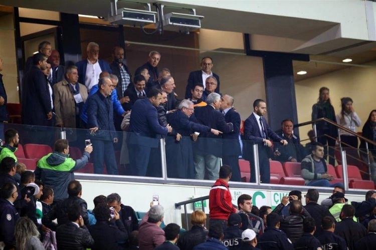 <p>Yıldırım, tribünde zor anlar yaşayan futbolcuları yanına çağırıp eliyle 'Gelin' işareti yaptı. Ancak Aziz Yıldırım'ın bu hareketi taraftarlar tarafından farklı algılandı ve bu kez kendisine tepki gösterildi.</p>
