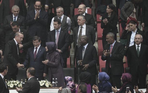 <p>Kılıçdaroğlu da Erdoğan ile selamlaşmak icin ayağa kalktı. </p>
